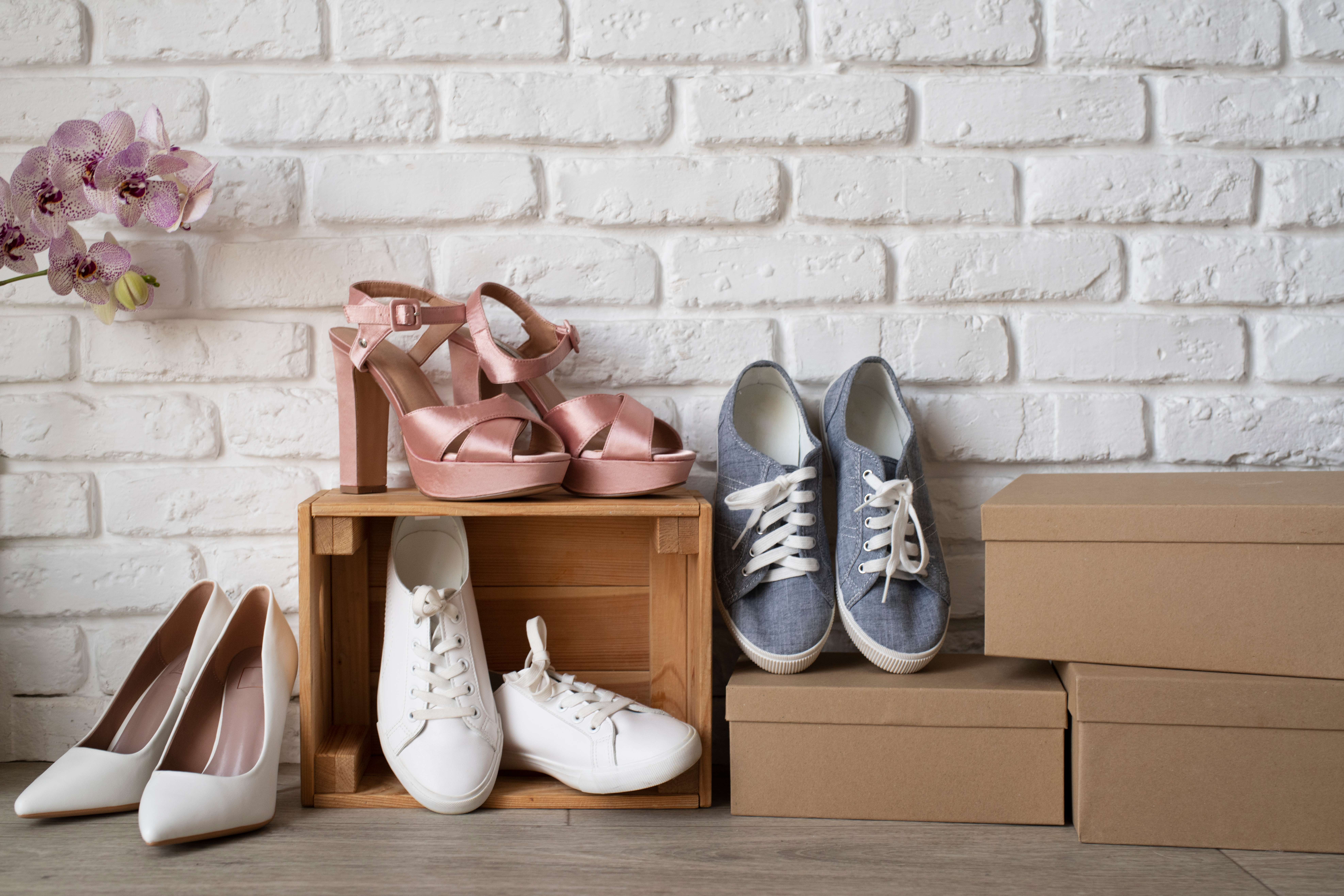 Atmosphärische Aufnahme von hochwertigen Lederschuhen im Schuhhaus Feldmann